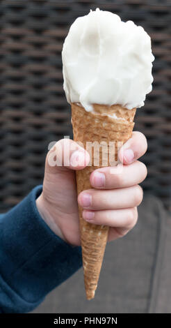 Eis in der Hand des Kindes Stockfoto