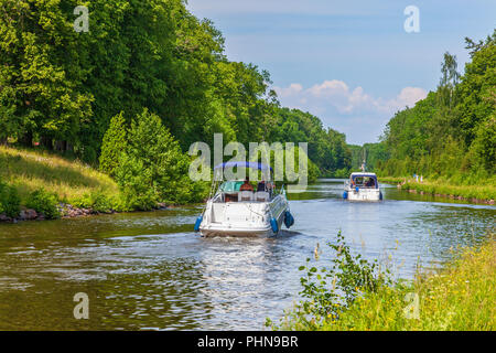 Motorboote an einem Kanal in einer idyllischen Landschaft im Sommer Stockfoto