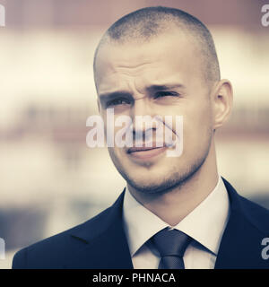 Junge gut aussehender Geschäftsmann zu Fuß in der Stadt. Stockfoto