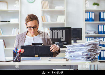 Geschäftsfrau sehr beschäftigt mit laufenden Schreibarbeit Stockfoto