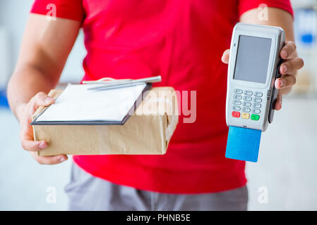 Paketversand mit Pos und Kreditkarte bezahlt Stockfoto