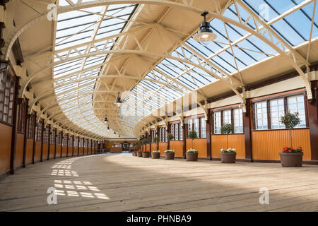 Wemyss Bay Pier Gehweg verbindet Wemyss Bay Fähre nach Wemyss Bay Station Stockfoto