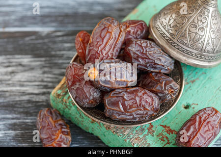 Getrocknete Datteln auf einer Bronzetafel. Stockfoto