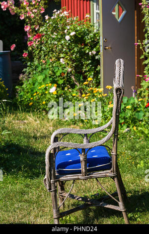 Rattan Stuhl im Garten Stockfoto