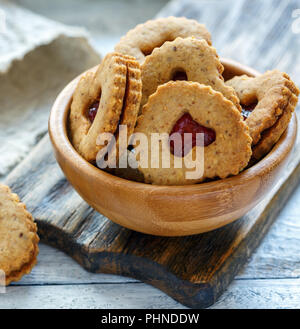 Hausgemachte Linzer Plätzchen mit Erdbeermarmelade. Stockfoto