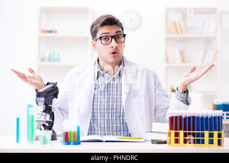 Er studiert Chemie, chemische Experimente im Klassenzimmer Aktivitäten Stockfoto