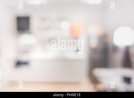 Unscharfer Hintergrund moderne Küche und Speisesaal im Haus mit bokeh Licht. lifestyle Hintergrund Stockfoto