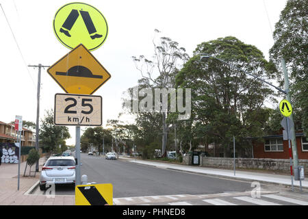 (R 3-1) Fußgängerüberweg (1989-2000), (W 5-10) Straße Buckel und 25 km/h Australische Verkehrsschilder auf Flora Straße, Sutherland NSW 2232. Stockfoto