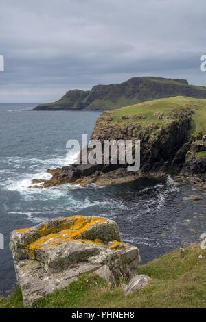 Dramatische Klippen an der Küste der Insel von Muck in der Inneren Hebriden, vor der Westküste des nördlichen Schottland. Stockfoto