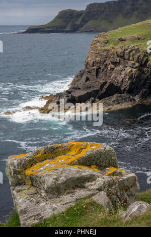 Dramatische Klippen an der Küste der Insel von Muck in der Inneren Hebriden, vor der Westküste des nördlichen Schottland. Stockfoto