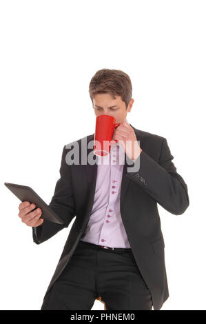 Man trinkt seinen Kaffee in einem Anzug Stockfoto