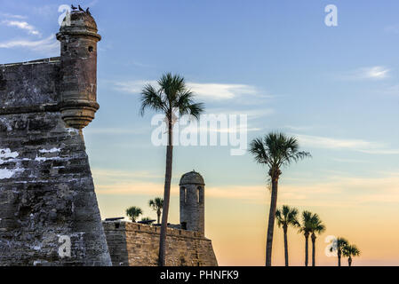 St. Augustine, Florida's Castillo de San Marcos, die älteste Mauerwerk fort in den kontinentalen Vereinigten Staaten, bei Sonnenaufgang auf der Matanzas Bay. Stockfoto
