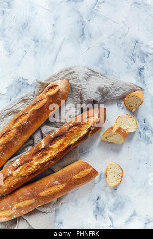 Handwerkliche frisch gebackenes Baguette Baguette in Scheiben geschnitten und in Scheiben geschnitten. Stockfoto