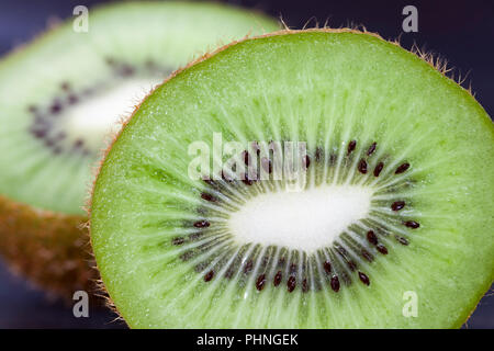 Schneiden Sie in einem halben Reif grün Kiwi, Nahaufnahme Stockfoto