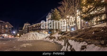 Nacht in Bergdorf im Winter Stockfoto