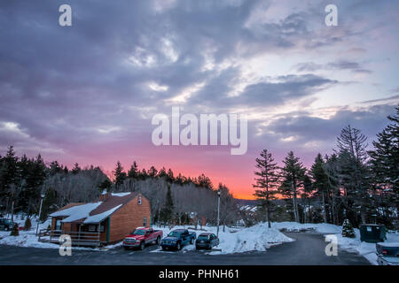 Schönen Sonnenaufgang über dem Horizont auf Snowshoe Mountain West Virginia Stockfoto