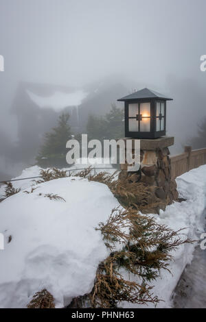 Schönen Strasse der amerikanischen Stadt Dorf in den Bergen im Winter Stockfoto