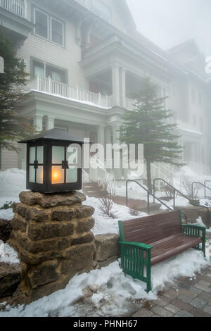 Schönen Strasse der amerikanischen Stadt Dorf in den Bergen im Winter Stockfoto