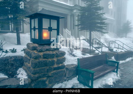 Schönen Strasse der amerikanischen Stadt Dorf in den Bergen im Winter Stockfoto