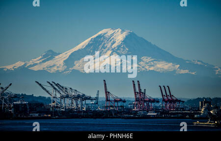 Seattle Hafen und Mount Rainier Stockfoto