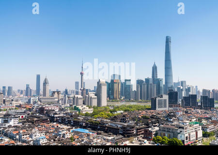 Skyline von Shanghai und den Yu Garten tagsüber Stockfoto