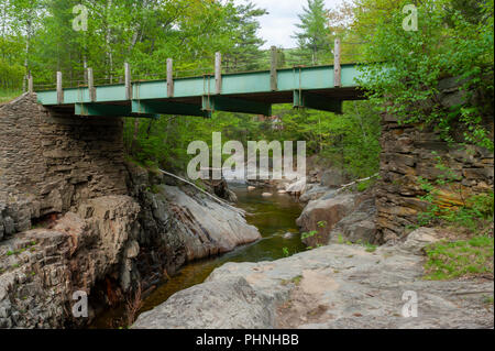 Eine Brücke führt über den Canyon von Swift Fluss geschnitzt. Coos Canyon, Byron, Maine. Stockfoto