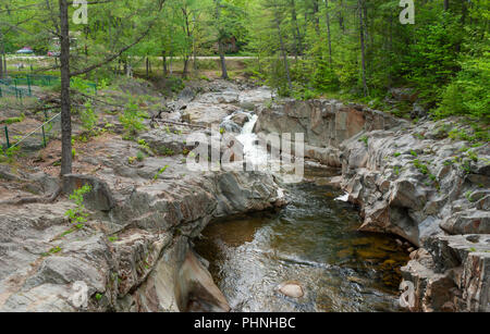 Coos Canyon - ein beliebter Rastplatz entlang einer National Scenic Byway. Die Swift Fluss schneidet durch metamorphes Gestein. Byron, Maine. Stockfoto