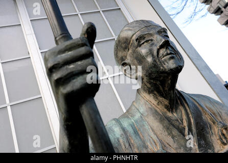 Eine bronzene Denkmal Statue des renommierten 17. Jahrhundert japanischen Dichter Matsuo Basho steht auf der Straße in der Nähe ein Denkmal für den Dichter in Tokio, Japan. Basho Stockfoto