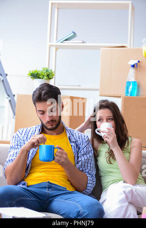 Junge Familie Umzug in neue Wohnung Stockfoto