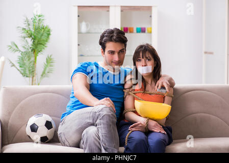 Mann binden bis seine Frau zur sportschau Fußball Stockfoto