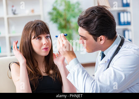 Arzt prüfen, Patienten in Erster Hilfe Konzept Stockfoto