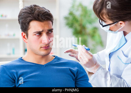 Arzt prüfen, Patienten in Erster Hilfe Konzept Stockfoto