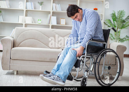 Behinderte junge Menschen zu Hause leiden Stockfoto