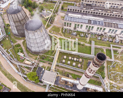 Kraftwerk Luftaufnahme. weißer Dampf über Kühltürme von Power Station Stockfoto