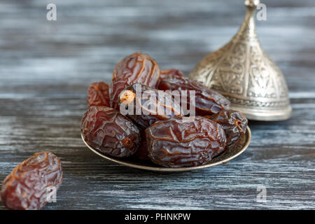 Getrocknete Datteln auf einer Bronzetafel. Stockfoto