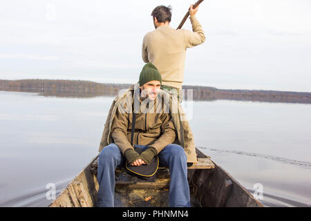 Mann im Boot auf dem Fluss, Rudern, Abenteuer, real Stockfoto