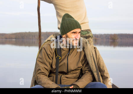 Männer im Boot auf dem Fluss sitzend, einen Bruch des Ruderns, Abenteuer, real Stockfoto