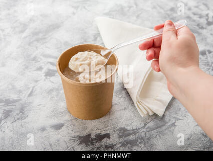 Haferflocken Porridge mit Milch - gesundes Frühstück Stockfoto