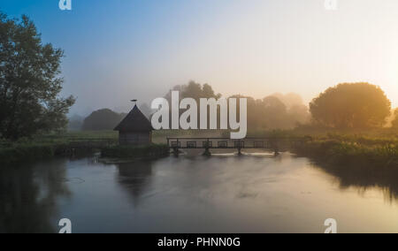 Herbst Nebel auf dem Fluss Test Stockfoto