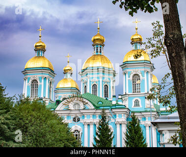 St. Nikolaus Kathedrale in St. Petersburg, Russland, gegen den blauen Himmel Stockfoto