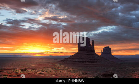 Schönen Sonnenaufgang über dem legendären Monument Valley, Arizona, USA Stockfoto