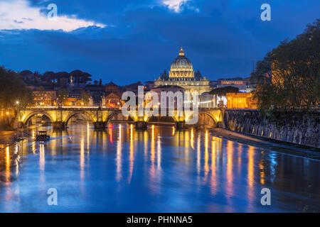 Rom bei Nacht, Italien. Der Dom St. Peter mit Brücke im Vatikan, Rom, Italien. Stockfoto