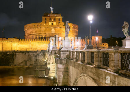 Castel Sant'Angelo in der Nacht mit dem Sant Angelo Brücke. Rom, Italien. Stockfoto