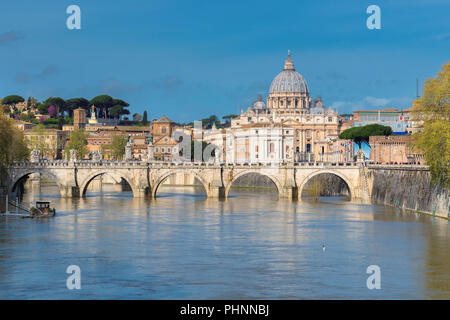 Schönen Blick auf St. Peter Kathedrale mit Brücke im Vatikan, Rom, Italien. Stockfoto