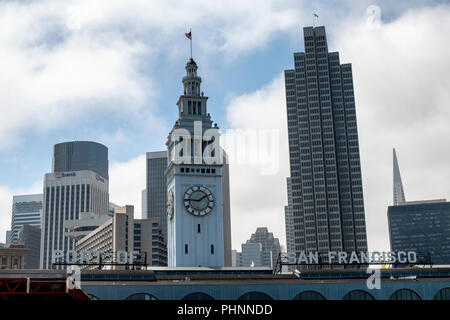 Anreise mit der Fähre nach San Francisco Ferry Building Terminal mit Uhrturm, Embarcadero, San Francisco unterzeichnen, blauer Himmel, flag Stockfoto