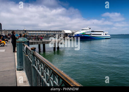 San Francisco Bay Fähre im Hafen Terminal. Stockfoto