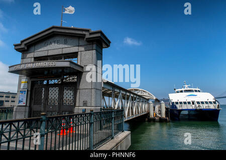 San Francisco Bay Fähre im Hafen Terminal. Stockfoto