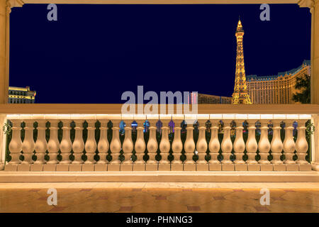Blick auf den Las Vegas Strip bei Nacht von alten steinernen Balustrade Stockfoto
