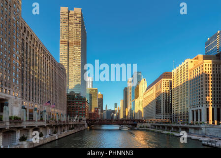 Chicago Downtown bei Sonnenuntergang und Chicago River mit Brücken an sonnigen Tag. Stockfoto