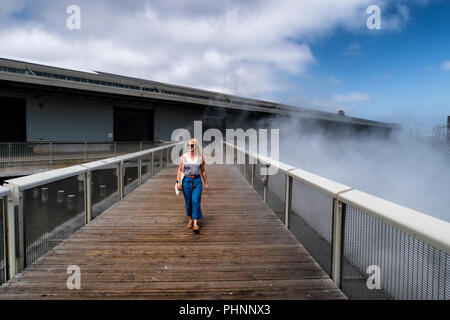 Eine Frau geht über Nebel Brücke von fujiko Nayaka, eine Kunstinstallation im Hafengebiet von San Francisco. Stockfoto